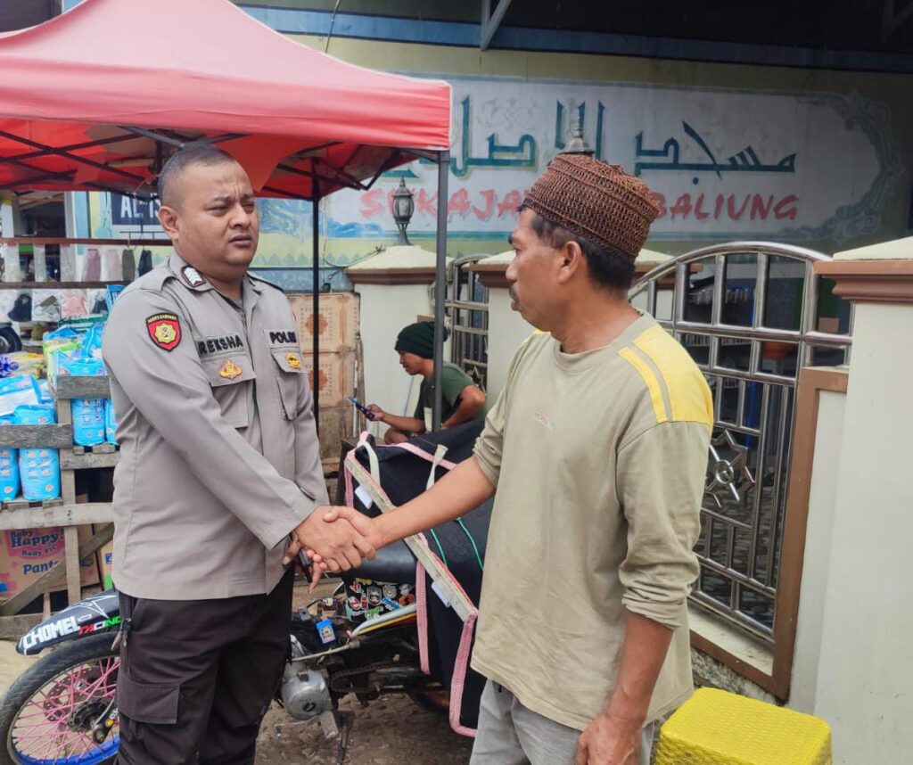 Anggota Piket Polsek Cibaliung Gelar Patroli dan Sambang, Sampaikan Pesan Harkamtibmas kepada Warga masyarakat Cibaliung 7 WhatsApp Image 2024 07 04 at 18.26.33