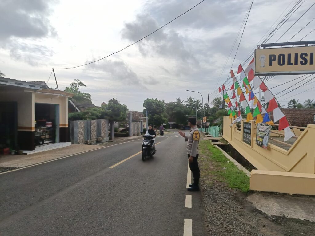 Rutinitas Petugas Polsek Cimanggu laksanakan gatur lalulintas demi kenyamanan pengguna jalan 6 WhatsApp Image 2024 07 04 at 18.59.49