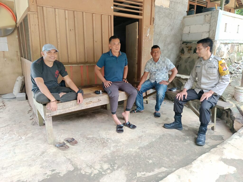 Bhabinkamtibmas Polsek Cimanggu Jalin Hubungan Erat dengan Masyarakat 5 WhatsApp Image 2024 07 04 at 19.03.19