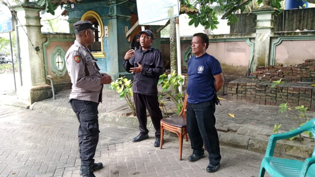 Kanit Binmas Polsek Carita Bripka Eko Melaksanakan Patroli Sambangi Satpam Hotel 2 WhatsApp Image 2024 07 04 at 19.48.59