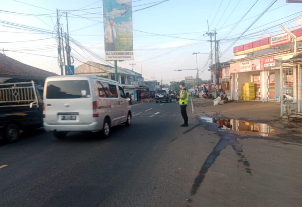 Polsek Cadasari Melaksanakan Pengaturan Lalu Lintas Pagi Hari di Depan Pasar Cadasari 10 WhatsApp Image 2024 07 06 at 07.57.08