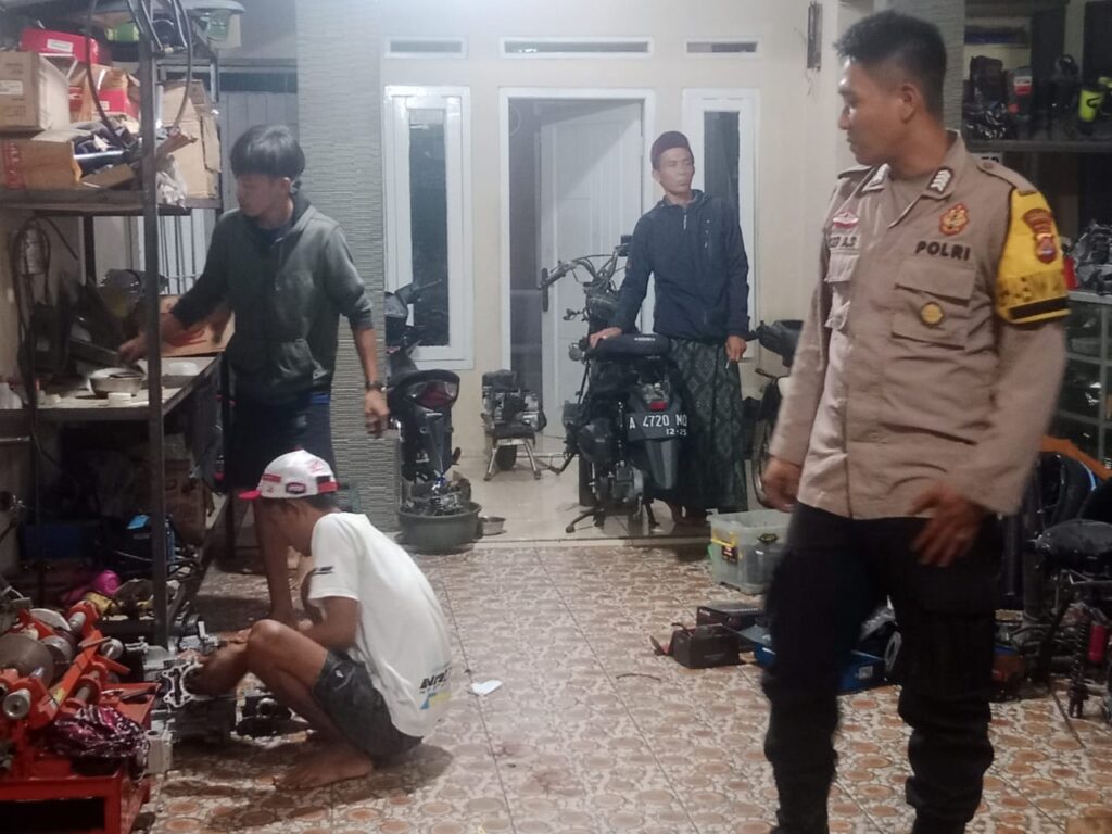 Polsek Cadasari Sambangi Bengkel di Desa Binaan Berikan Edukasi Kamtibmas 3 WhatsApp Image 2024 07 06 at 07.59.17