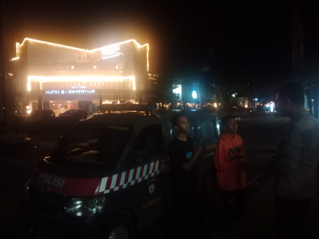 Polsek Cadasari Gelar Patroli Malam, Berikan Himbauan ke Anak Muda di Pertigaan Cigadung 2 WhatsApp Image 2024 07 06 at 07.59.26