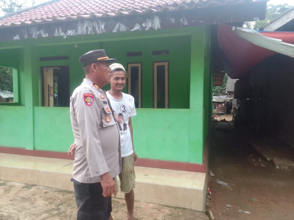 Polsek Menes Sambangi Tokoh Agama Ustadz Sahuri di Kampung Kadeper 1 WhatsApp Image 2024 07 06 at 11.49.53
