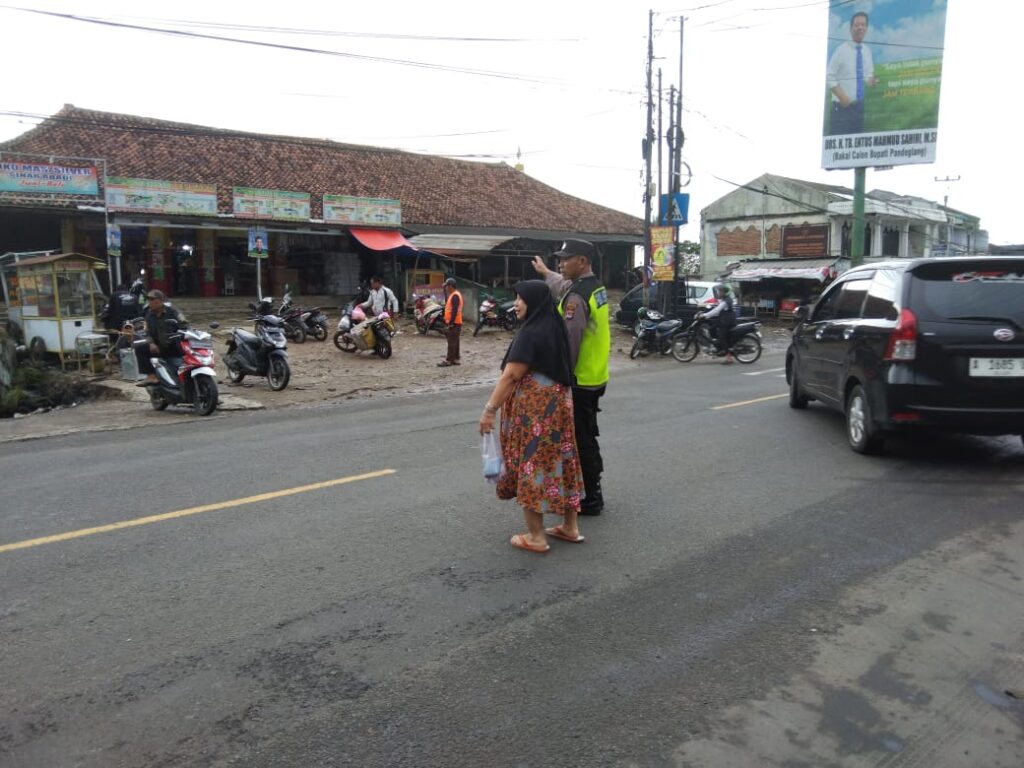 Anggota Polsek Cadasari Melaksanakan Pengaturan Lalu Lintas Pagi Hari 9 WhatsApp Image 2024 07 07 at 09.48.33