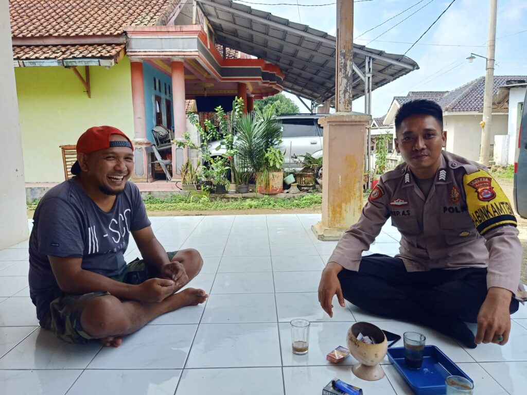 Bhabinkamtibmas Polsek Cadasari Tingkatkan Keamanan Lewat Kunjungan ke Rumah Warga 8 WhatsApp Image 2024 07 07 at 09.48.51