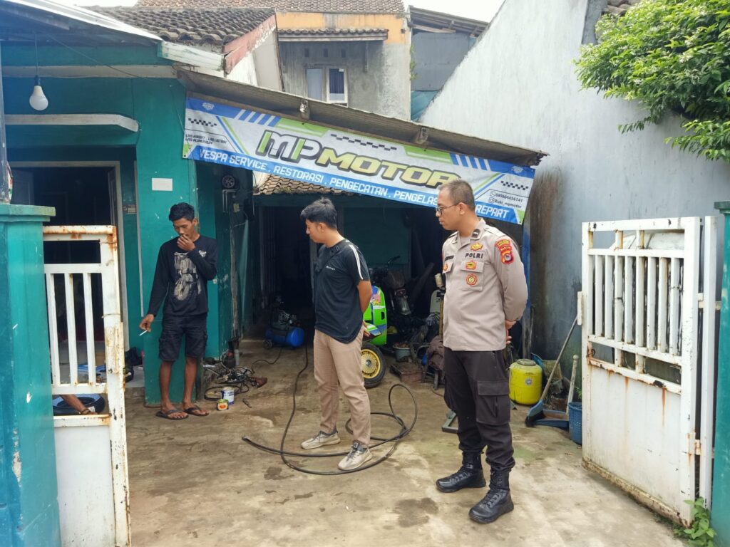 Anggota Polsek Cadasari Sambang ke Bengkel Motor untuk Jalin Silaturahmi dan Tingkatkan Keamanan 7 WhatsApp Image 2024 07 07 at 09.49.14