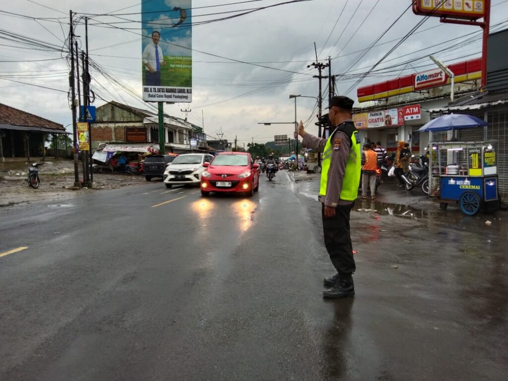 Anggota Polsek Cadasari Melaksanakan Pengaturan Lalu Lintas Pagi Sore di Depan Pasar Cadasari 5 WhatsApp Image 2024 07 07 at 09.49.42
