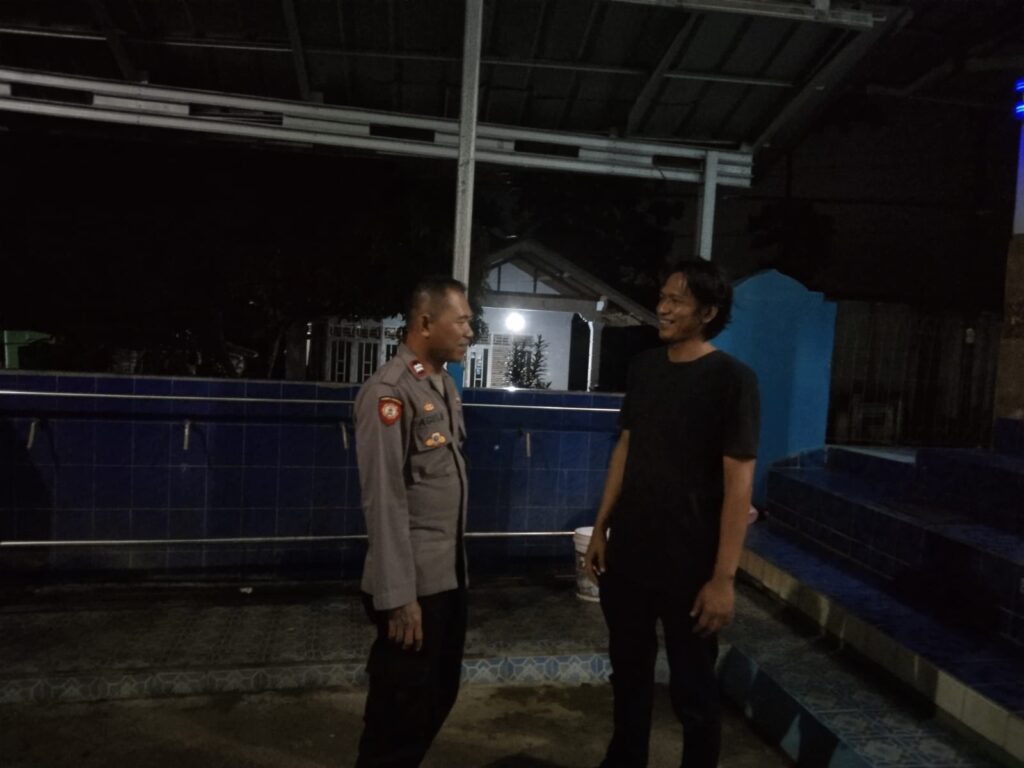 Polsek Cadasari Laksanakan Patroli Malam dan Berdialog dengan Warga 4 WhatsApp Image 2024 07 07 at 09.50.16