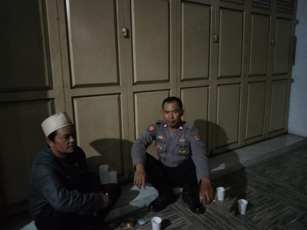 Polsek Cadasari Laksanakan Patroli Malam, Berikan Himbauan kepada Masyarakat 1 WhatsApp Image 2024 07 07 at 09.50.53