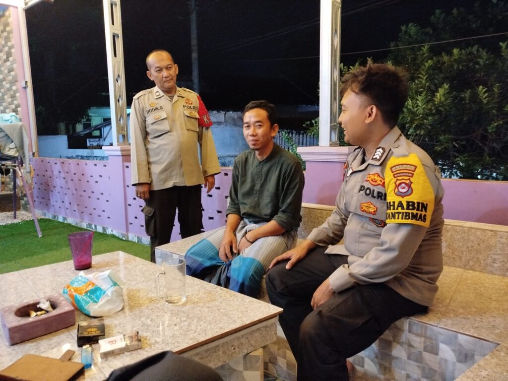 Bhabinkamtibmas Polsek Cimanuk Sambangi Warga Desa Binaannya 1 WhatsApp Image 2024 07 12 at 20.20.31