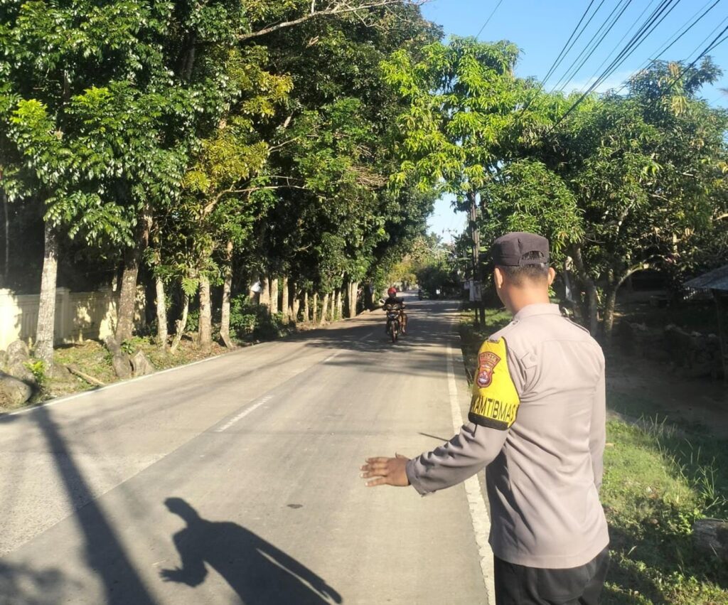 Anggota Piket Polsek Angsana Polres Pandeglang Brigadir Jumhani Laksanakan Strongpoint 5 WhatsApp Image 2024 07 12 at 21.10.58