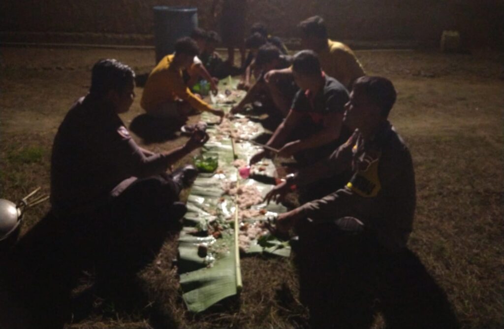 Dekatkan Diri dengan Masyarakat, Bhabinkamtibmas Polsek Angsana Polres Pandeglang Sambangi Masyarakat Desa Kramatmanik 6 WhatsApp Image 2024 07 12 at 21.11.13