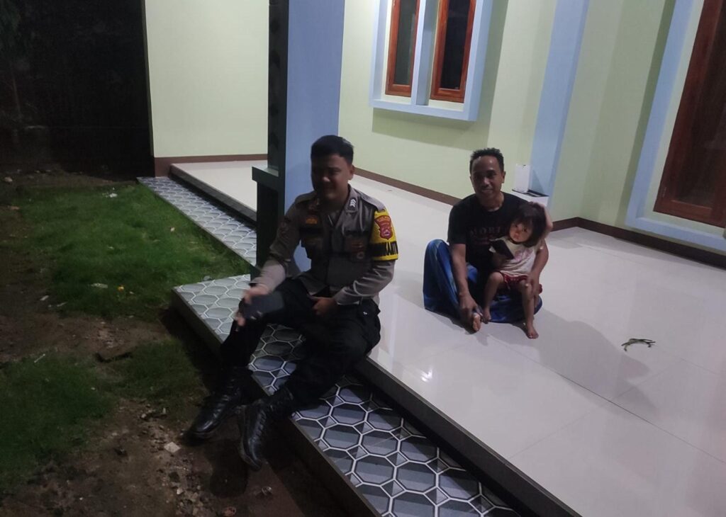 Sambangi Masyarakat Desa Padaherang, Bhabinkamtibmas Polsek Angsana Polres Pandeglang Sampaikan Pentingnya Menjaga Kamtibmas 7 WhatsApp Image 2024 07 12 at 21.11.23