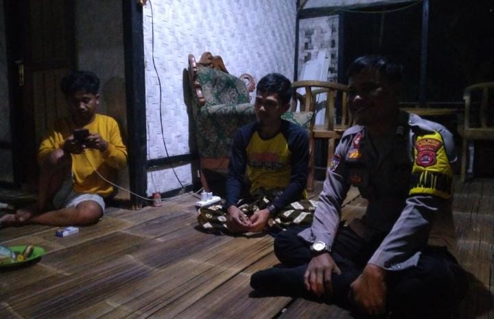 Sambang Door to Door Sistem di Desa Padaherang, Upaya Bhabinkamtibmas Polsek Angsana Polres Pandeglang Dekatkan Diri dengan Masyarakat 8 WhatsApp Image 2024 07 12 at 21.11.32