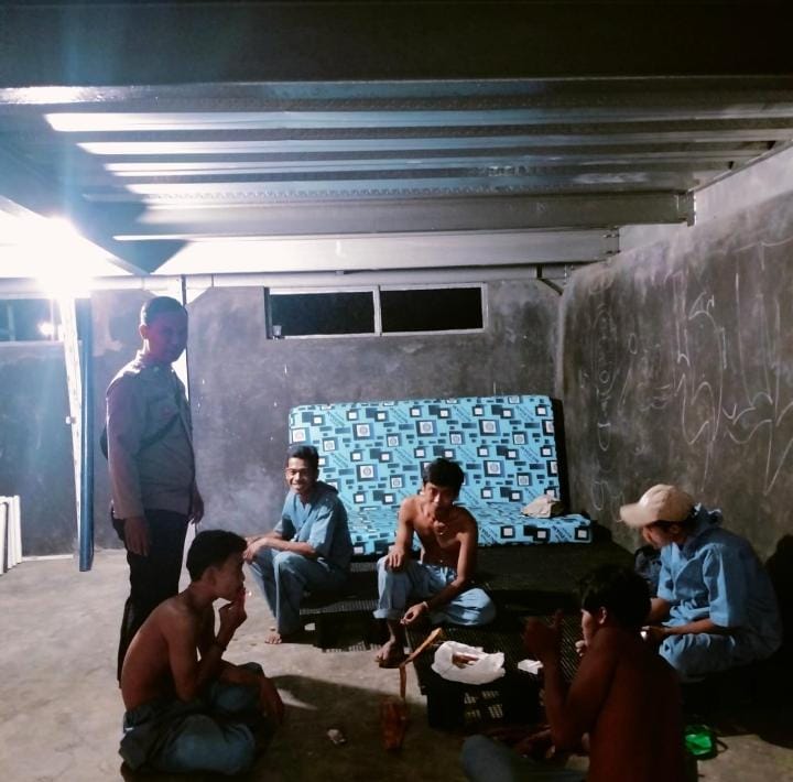 Bhabinkamtibmas Polsek Angsana Polres Pandeglang Laksanakan Sambang Door to Door Sistem di Desa Sumurlaban 10 WhatsApp Image 2024 07 12 at 21.11.47