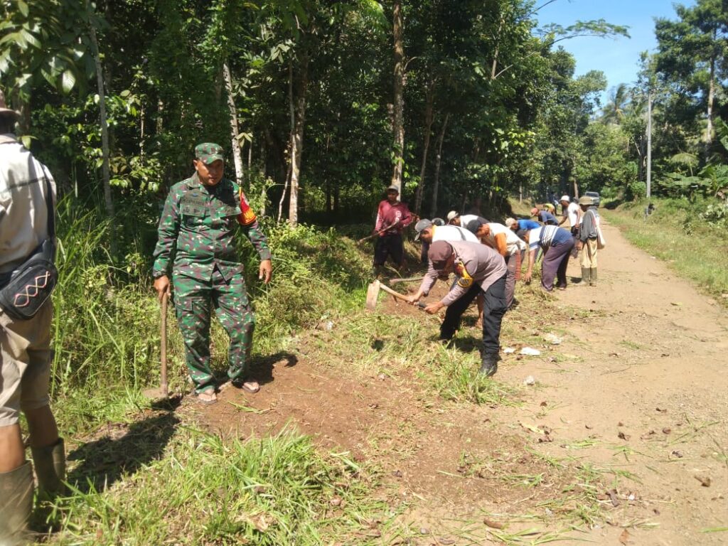 Jumat Bersih, Polsek Cimanggu bersama TNI dan Masyarakat Gotong royong Bersihkan Jalan di Desa Waringinkurung kecamatan Cimanggu 2 WhatsApp Image 2024 07 12 at 23.39.19