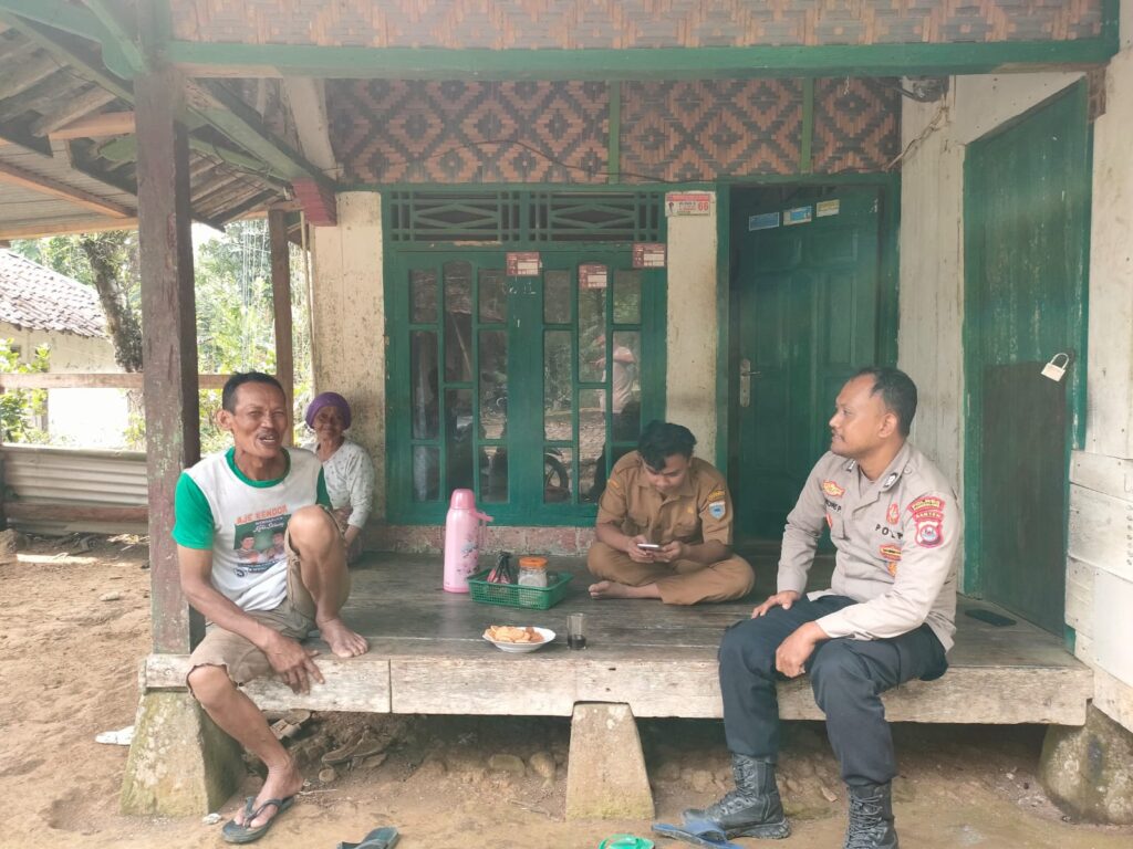Brigadir Prabowo Bhabinkamtibmas Polsek Pulosari Sambangi Masyarakat Desa Koranji, Ajak Jaga Kamtibmas 4 WhatsApp Image 2024 07 13 at 00.01.22