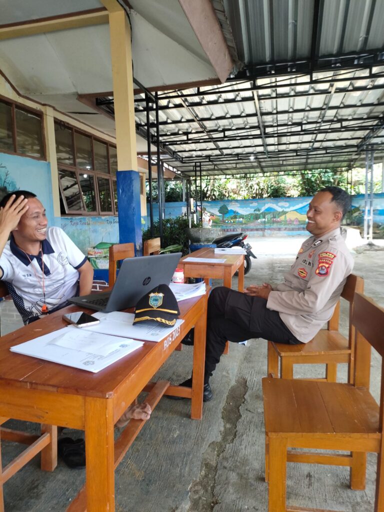 Bhabinkamtibmas Polsek Pulosari Melaksanakan Sambang di Desa Binaan Desa Karyawangi 5 WhatsApp Image 2024 07 13 at 00.01.32