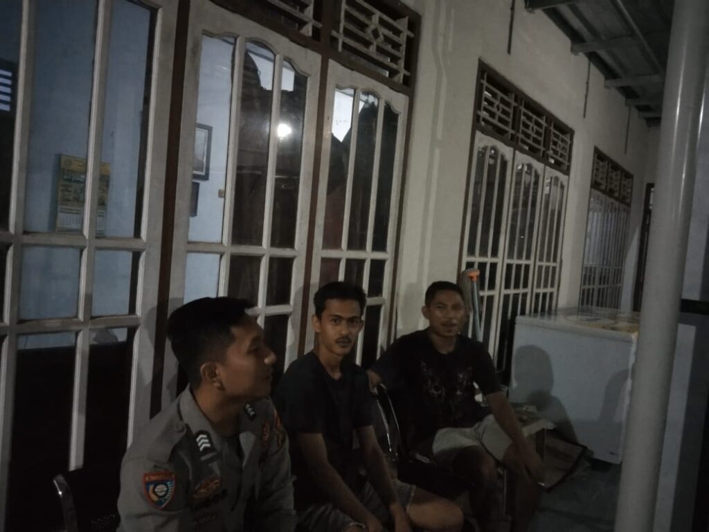 Ciptakan Situasi Kondusif Polsek Cikedal Lakukan Patroli Rutin pada Jam Rawan 9 WhatsApp Image 2024 07 13 at 02.27.55