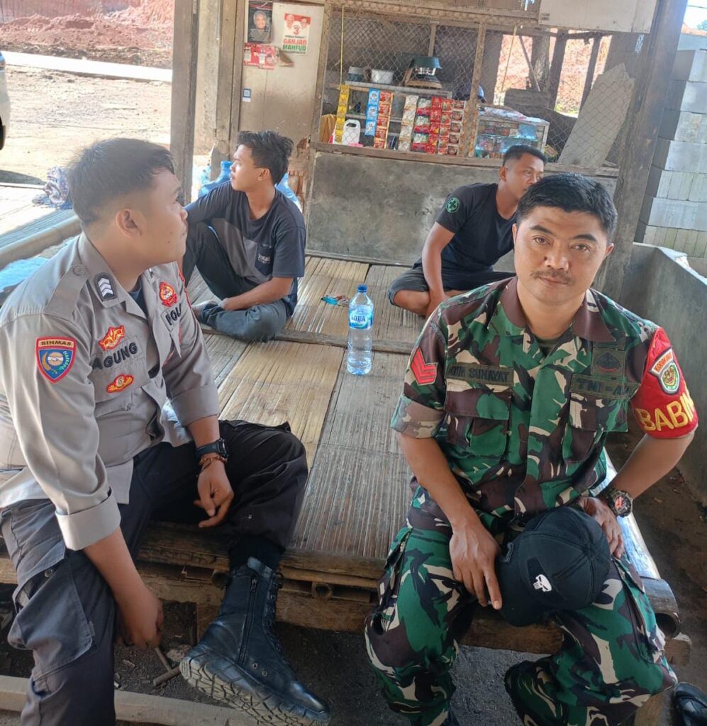 Bhabinkamtibmas Polsek Bojong Bersama Babinsa Koramil Bojong Laksanakan KRYD untuk Mencegah Kejahatan Konvensional 3 WhatsApp Image 2024 07 13 at 14.24.08