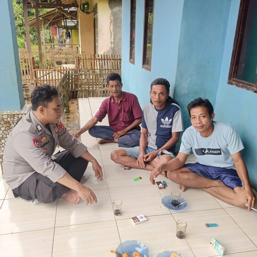 Polsek Picung Melakukan Silaturahmi dan Mengimbau Menjaga Kamtibmas bersama - sama 10 WhatsApp Image 2024 07 14 at 13.59.11