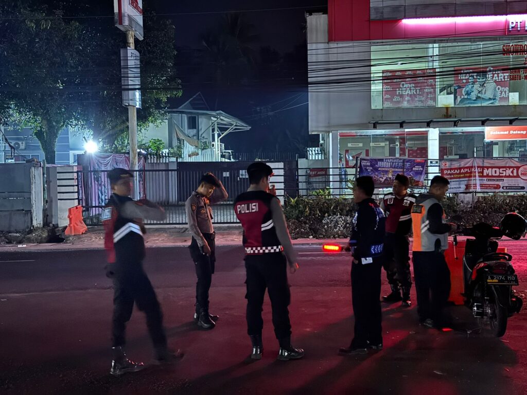 Sat Samapta Polres Pandeglang Gelar Strong Point Malam Hari untuk Minimalisir Kejadian Laka Lantas 6 WhatsApp Image 2024 07 16 at 04.58.36 1