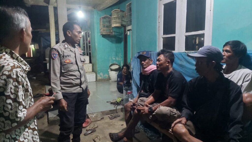 Bripka Yudi dari Polsek Carita Melaksanakan Pengamanan dan Berdialog dengan Para Nelayan 3 WhatsApp Image 2024 07 16 at 05.32.52