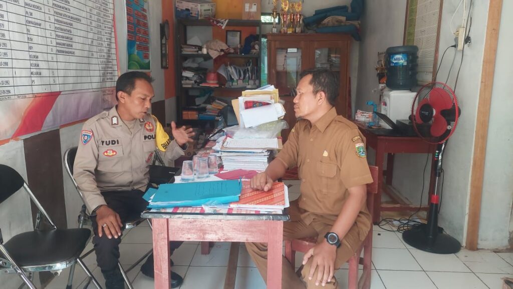 Personil Polsek Carita Bripka Yudi Sambangi Sekolah-seskolah dalam MPLS Hari Pertama Masuk Sekolah 4 WhatsApp Image 2024 07 16 at 05.53.47