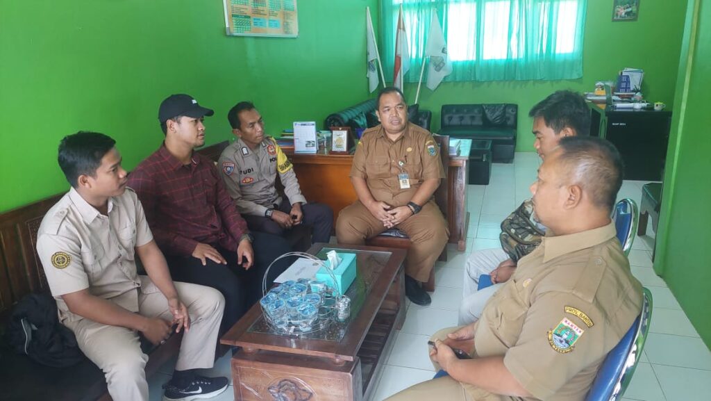 Personil Polsek Carita Bripka Yudi dan Briptu Riko Bersama Anggota Paskibra Kecamatan Carita Berkoordinasi dengan Pihak Sekolah Terkait Perekrutan Calon Paskibra 5 WhatsApp Image 2024 07 16 at 05.58.27