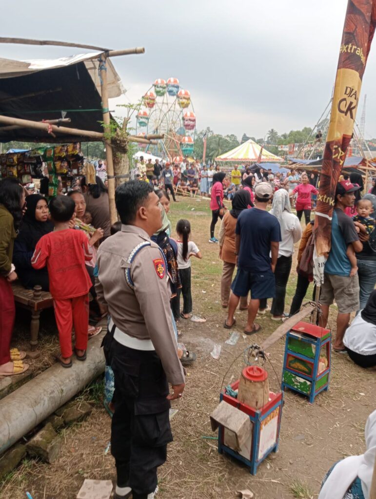 Personil Polsek Carita Melaksanakan Pengamanan Perlombaan Voli Putri di Desa Carita 1 WhatsApp Image 2024 07 17 at 23.48.34