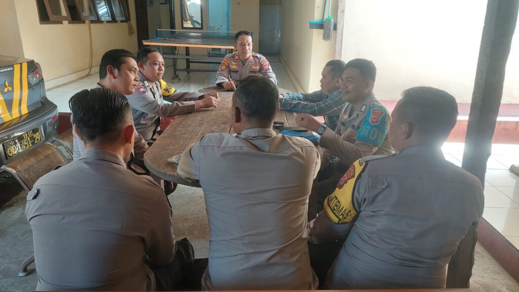 Kapolsek Carita Memimpin Rapat Evaluasi (Anev) Polsek Carita di Mako Polsek Carita 3 WhatsApp Image 2024 07 17 at 23.56.47