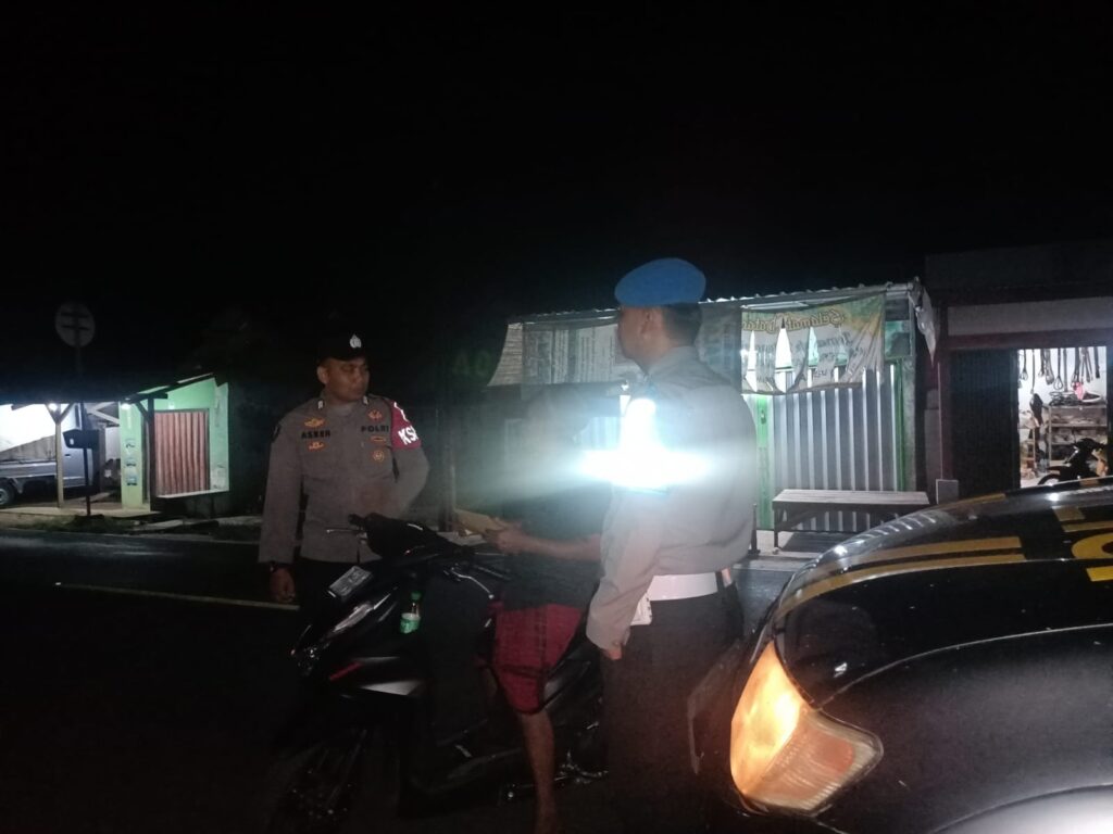 Polsek Cikeusik Gelar Patroli Dialogis Malam, Jaga Kamtibmas dan Dekatkan Diri dengan Masyarakat 5 WhatsApp Image 2024 07 18 at 01.14.14