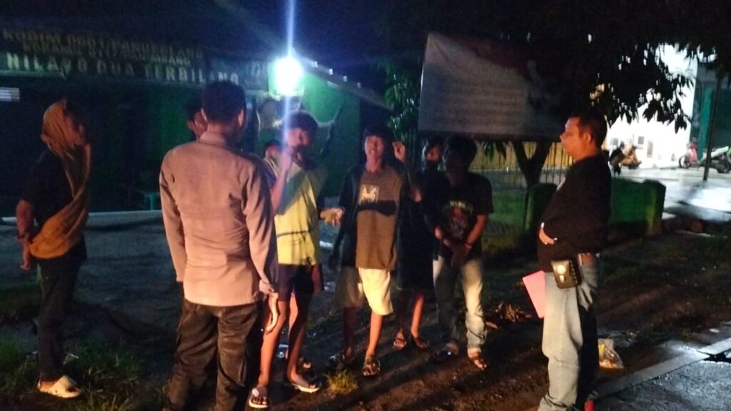 Polsek Panimbang Rutin Laksanakan Patroli Malam Cegah Balap Liar dan Kejahatan 7 WhatsApp Image 2024 07 18 at 01.54.36