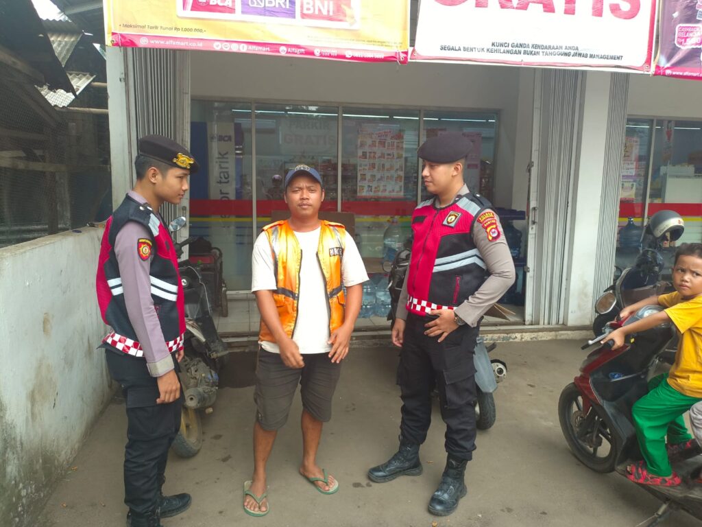 Sat Samapta Polres Pandeglang Sambangi Tukang Parkir di Waralaba dan Berikan Edukasi Kamtibmas 8 WhatsApp Image 2024 07 18 at 17.31.27 1