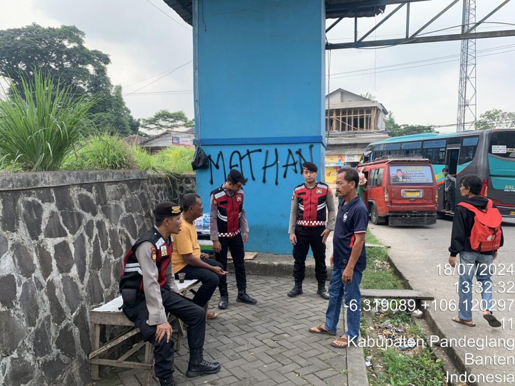 Sat Samapta Polres Pandeglang Dekatkan Diri dengan Warga dengan Sambangi Sopir Angkutan Umum di Terminal Kadubanen 10 WhatsApp Image 2024 07 18 at 17.34.16