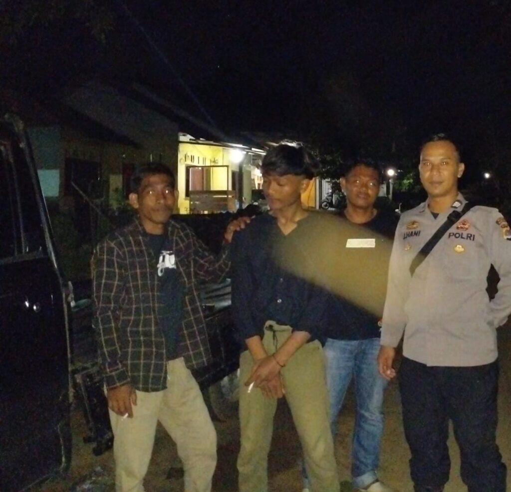 Bhabinkamtibmas Polsek Angsana Polres Pandeglang Brigadir Jumhani Laksanakan Patroli Dialogis di Desa Sumurlaban 4 WhatsApp Image 2024 07 19 at 05.41.30