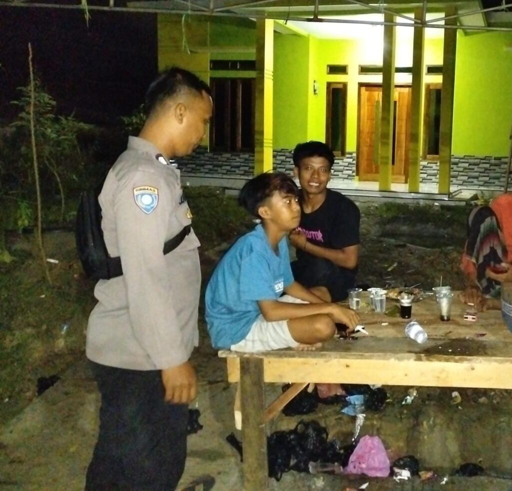 Bhabinkamtibmas Polsek Angsana Polres Pandeglang Brigadir Jumhani Laksanakan Patroli Dialogis di Desa Angsana 5 WhatsApp Image 2024 07 19 at 05.41.41