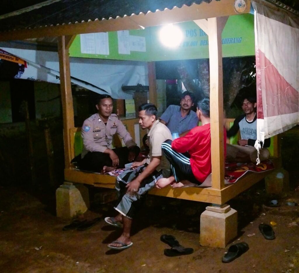 Bhabinkamtibmas Polsek Angsana Polres Pandeglang Brigadir Jumhani Sambangi Poskamling di Desa Angsana 6 WhatsApp Image 2024 07 19 at 05.41.50