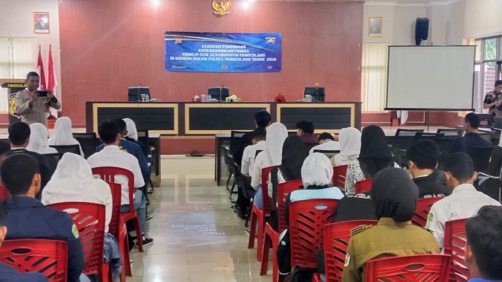 Polsek Carita Dampingi Ketua OSIS SLTA dalam Kegiatan Pembinaan di Polres Pandeglang 8 WhatsApp Image 2024 07 19 at 05.42.37