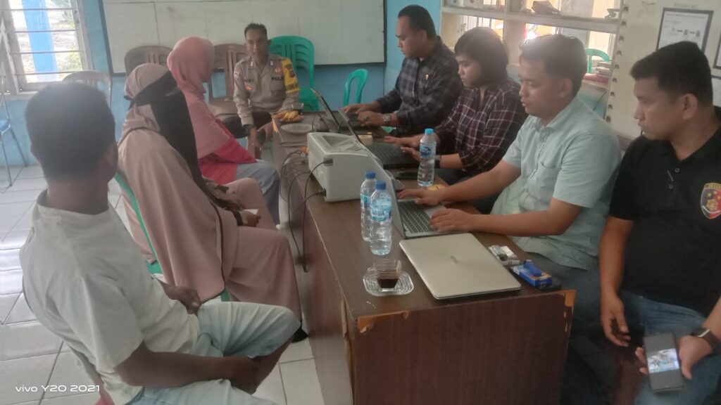 Bhabinkamtibmas Polsek Carita Melaksanakan Sambang di Desa Banjarmasin 9 WhatsApp Image 2024 07 19 at 05.44.45