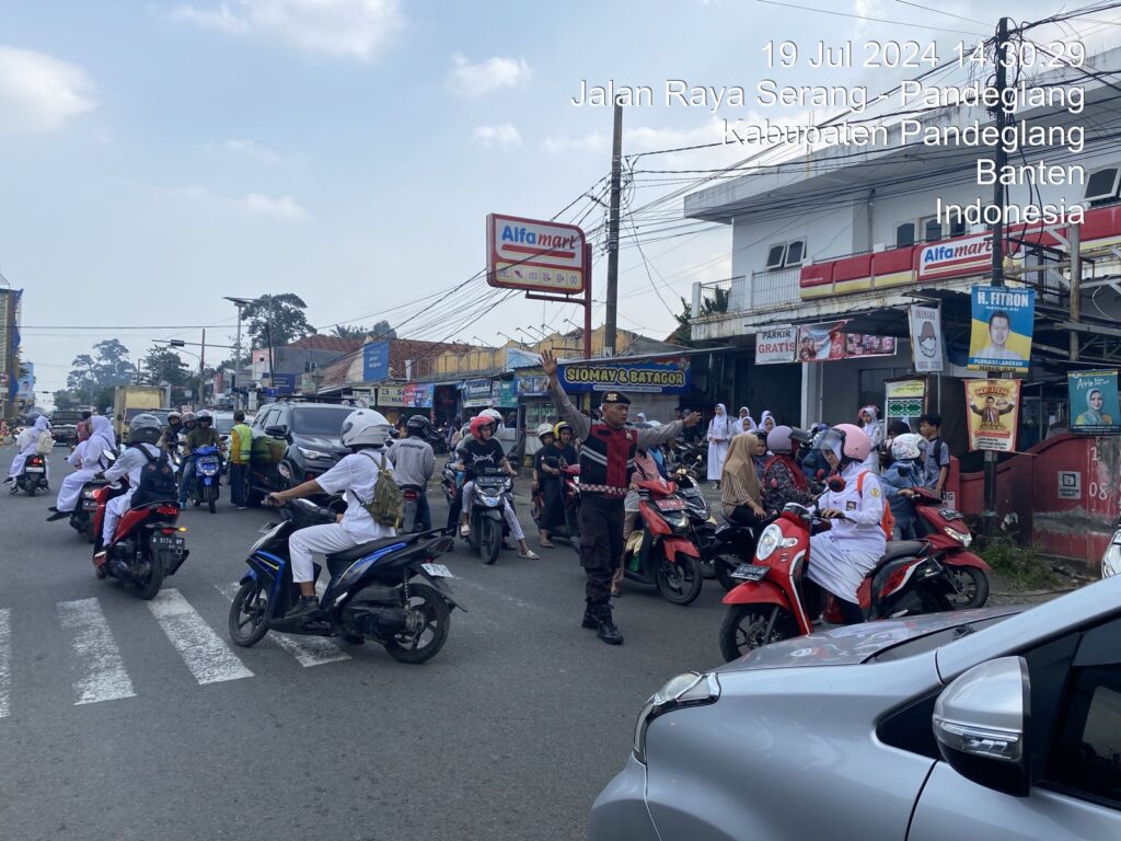 Sat Samapta Polres Pandeglang Gelar Strong Point Jelang Pulang Sekolah di Persimpangan Cigadung 3 WhatsApp Image 2024 07 19 at 17.59.01