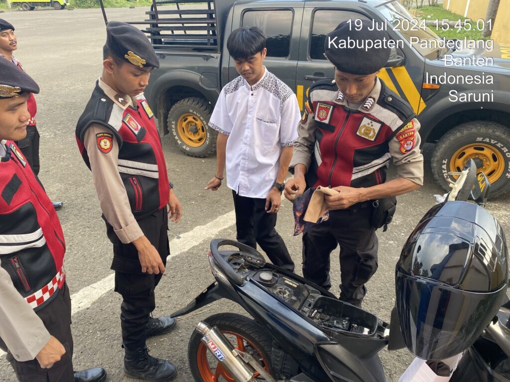 Sat Samapta Polres Pandeglang Cegah Aksi Balap Liar dengan Pengecekan Bawaan Remaja di Stadion Badak Pandeglang 1 WhatsApp Image 2024 07 19 at 17.59.05