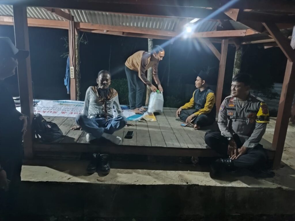 Bhabinkamtibmas Polsek Angsana Polres Pandeglang Brigadir Ruston Sambangi Masyarakat Desa Angsana 8 WhatsApp Image 2024 07 20 at 23.06.30