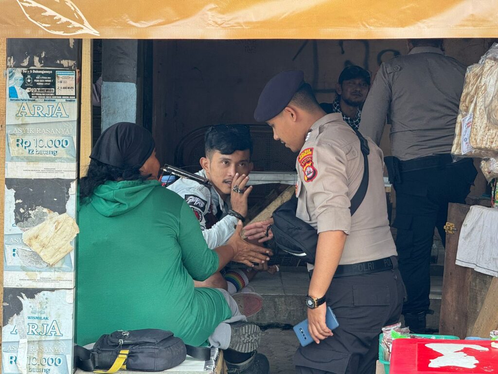 Sat Samapta Polres Pandeglang Sambangi Pengamen Jalanan dalam Kegiatan Dialogis di Pertigaan Mengger 5 WhatsApp Image 2024 07 21 at 17.45.03