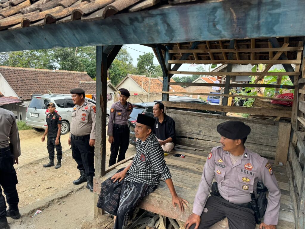 Sat Samapta Polres Pandeglang Gelar Kegiatan Sambang Dialogis di Kp. Simpereun 4 WhatsApp Image 2024 07 21 at 18.00.17