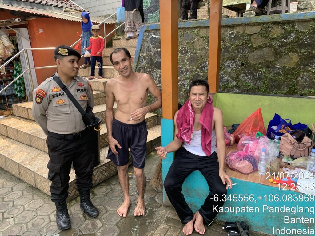 Sat Samapta Polres Pandeglang Gelar Patroli Dialogis di Obyek Wisata Pemandian Alam Sari 3 WhatsApp Image 2024 07 21 at 18.00.32