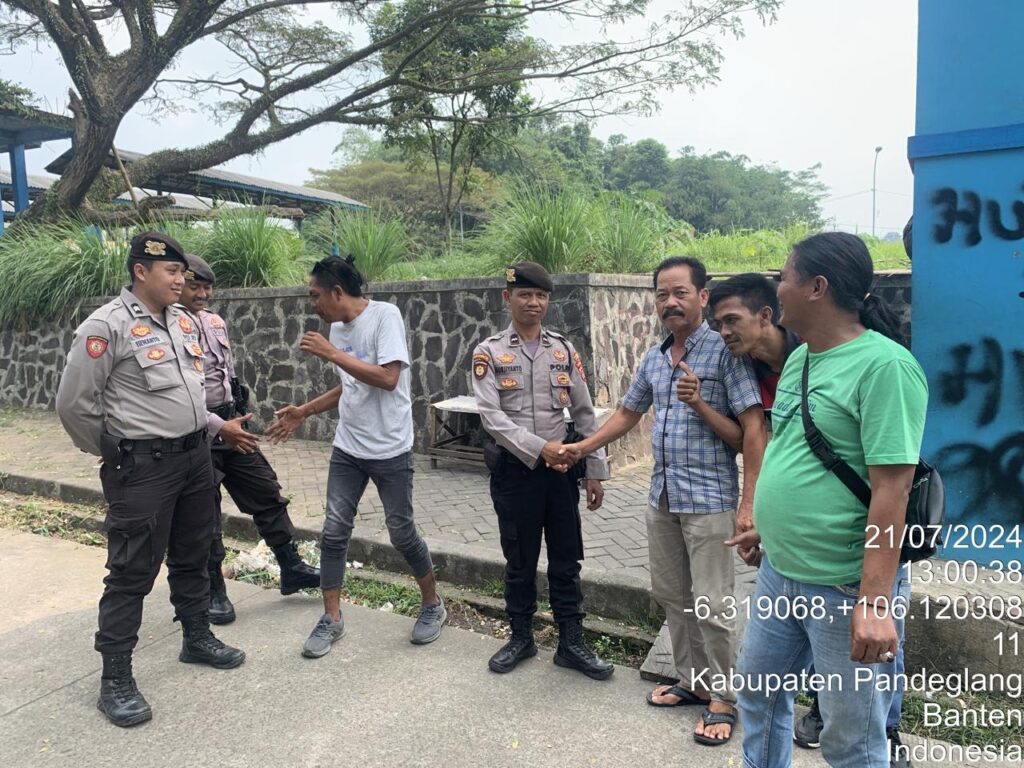 Sat Samapta Polres Pandeglang Sambangi Kondektur Angkutan Umum di Terminal Kadubanen 2 WhatsApp Image 2024 07 21 at 18.00.34