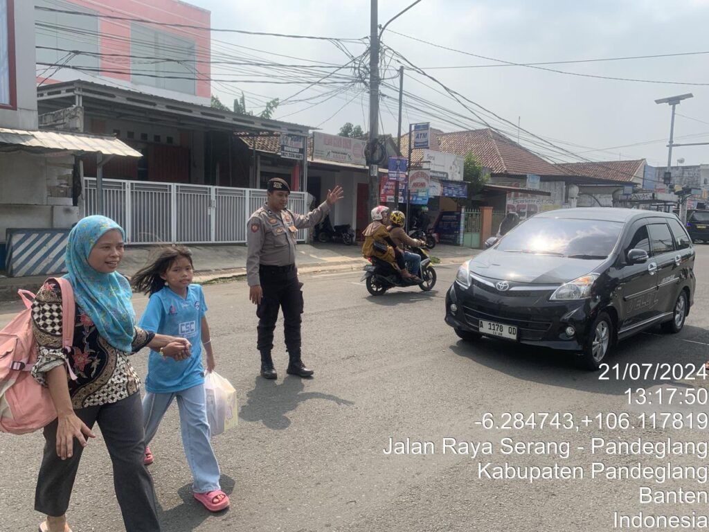 Sat Samapta Polres Pandeglang Berikan Pelayanan Prima dengan Pengaturan Lalu Lintas di Persimpangan Cigadung 1 WhatsApp Image 2024 07 21 at 18.00.39