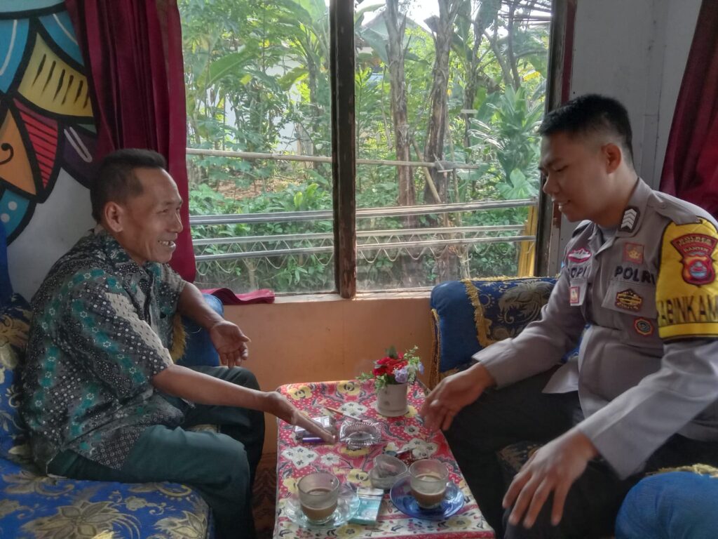 Bripka Ropi Polsek Mandalawangi Sambangi Rumah Warga, Sampaikan Pesan Kamtibmas 2 WhatsApp Image 2024 07 22 at 19.59.22